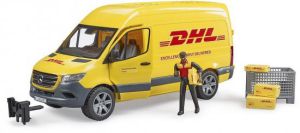 מרצדס בנץ ספרינטר DHL עם שליח וחבילות מבית Bruder